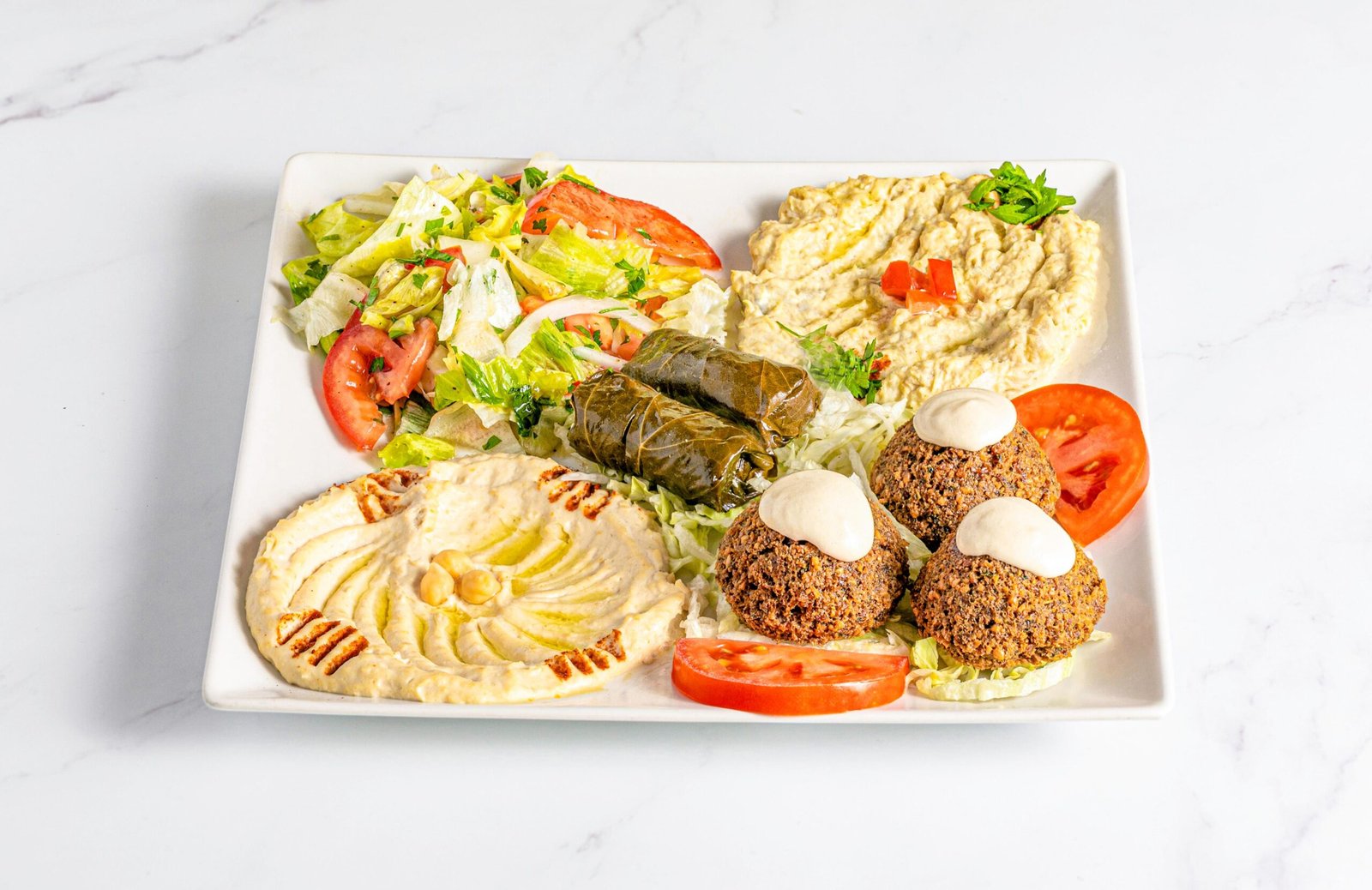 Plato combinado vegetal con falafel