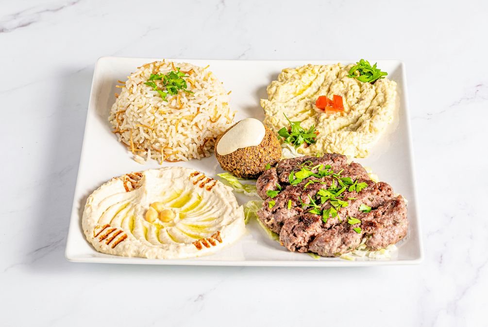 Hummus (crema de garbanzos con salsa de sésamo), Mutabal (crema de berenjena asada con salsa de sésamo), Falafel (croqueta de garbanzos y cilantro verde), Kafta (hamburguesa a la libanesa con cebolla, perejil y especias a la barbacoa) y Arroz (preparado con fideos que contienen gluten). (halal)