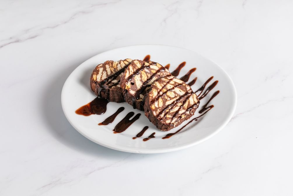 Dulce de chocolate con galletas servido frío