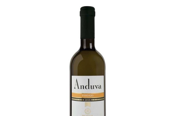 Color: Mezcla entre verdes y amarillos de intensidad media. Sabor: Suave, bien equilibrado, con acidez correcta y un final muy notable. Olfato: Fresco y ligeramente afrutado, con toques de frutas verdes, cítricos y algo de papaya acariciados por el recuerdo de alguna flor blanca de acacia.