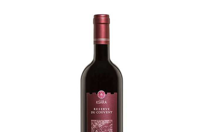 Libanés, color: rojo opaco., sabor: frambuesas, grosellas negras, regaliz y violeta, olfato: taninos equilibrados y suaves, un carácter fuerte y especiado, maridaje: carne roja, platos en salsa y pescado