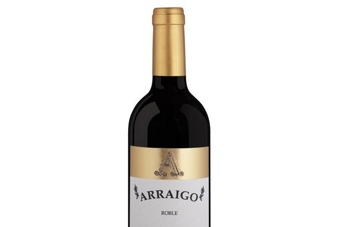 Color: Capa gruesa de color grosella intenso, vivo y alegre, con matices violáceos. Sabor: En boca aparece fresco y suave al paladar, con un dulce tanino y persistente. Olfato: Potentes y francos son los aromas que migran de la copa. Cerezas, fresas, moras y grosellas.